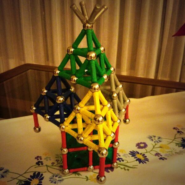 druizaguilera's tweet photo. Tetraedre de Sierpinski, arbre de Nadal:
BONES FESTES! http://t.co/F81bAicGTW