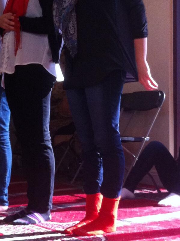 BayanZehlif's tweet photo. I spy a hobo at the Jum3a Prayer 😷 #hersocks http://t.co/mZEoB7JL6f