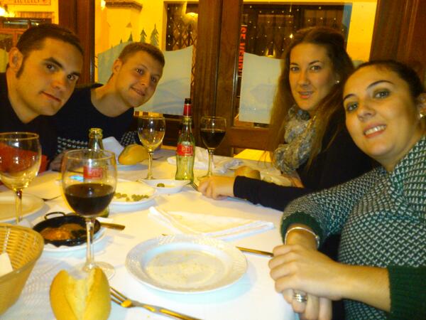 alejandra__5's tweet photo. Cenita espectacular @carmence6 @javi_rubio_7 @FJVL87 #Benalmádena #Arroyodelamiel #CasaEmilio http://t.co/gRNof7wzHC