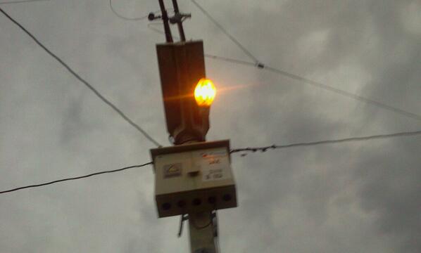 Gregorio_Goyo's tweet photo. Venciendo la díficil geografía, transportando postes hasta en helicóptero, empezamos a iluminar más de mil caseríos. http://t.co/FuNKFlbec8