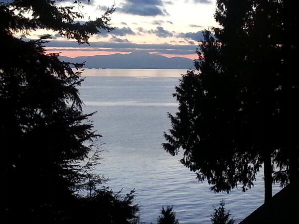 beachsidesuites's tweet photo. Winter sunset from Island Vista Cottage,  Davis Bay #sechelt #ilovebc #traveldeal http://t.co/6FUqKyX8xF