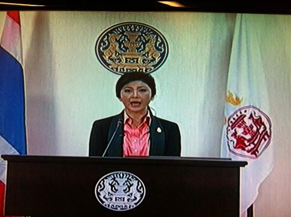 NatthaWorld's tweet photo. 8.40น.: นายกฯยิ่งลักษณ์ แถลงยุบสภา! #ThaiPBS #exitTH http://t.co/X7dOpCMWbQ