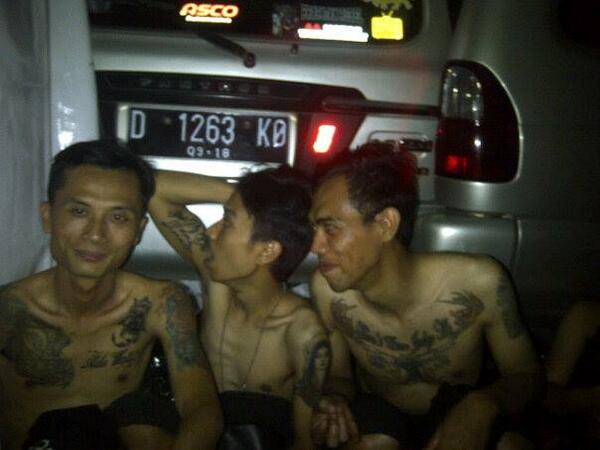 rieonhell's tweet photo. :))))))) RT @azmunsamudera29: orang2 gila hahahay @BcheRefractory  @rieonhell http://t.co/6kVJmCNXQ0