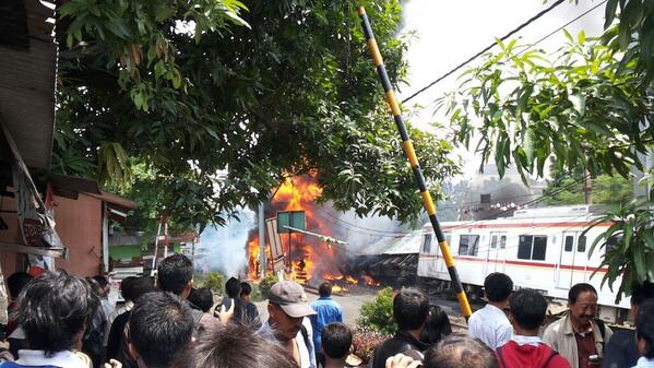 udahoke's tweet photo. Cc @krlmania "@TMCPoldaMetro: 11.31 Kecelakaan truk elpiji terbakar stlh tertabrak kereta di perlintasan KA Bintaro http://t.co/k4lgsUp6EM"