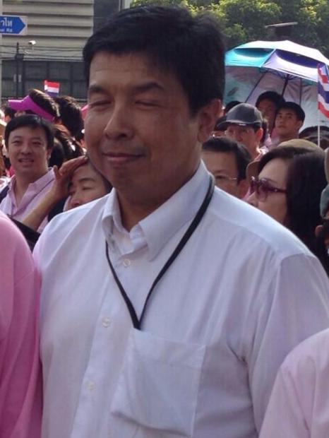 jeerapong_pra's tweet photo. เอารูปนี้ให้รมต.ชัชชาติดู แกยิ้มๆแล้วถามว่าแฝดพี่(ฉันชาย สิทธิพันธ์)ผมหล่อไหม และบอกว่าเราก็คุยกันปกติ #nna http://t.co/NzD1FbGaHK
