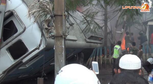 Innalillahi... RT <a href="/liputan6dotcom/">LIPUTAN6</a>: Jasad Masinis Hangus dan Terjepit, Belum Bisa Dievakuasi bit.ly/1cvmGyM