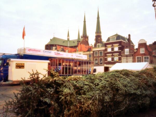 En morgen om 19.00 uur gaan de lichtjes aan! RT <a href="/DonkereDagen015/">Donkere Dagen</a>: 2,5 ton boom bezorgd op de Markt <a href="/GemeenteDelft/">Gemeente Delft</a>