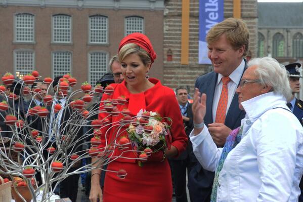 Mooi, dat aardbeienkleurig pakje van Máxima