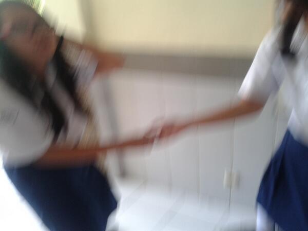 8brigenously's tweet photo. cie pegangan tangan unyeo deh @_mariagregoria @anantanielry24 http://t.co/7WofMFs3Kw