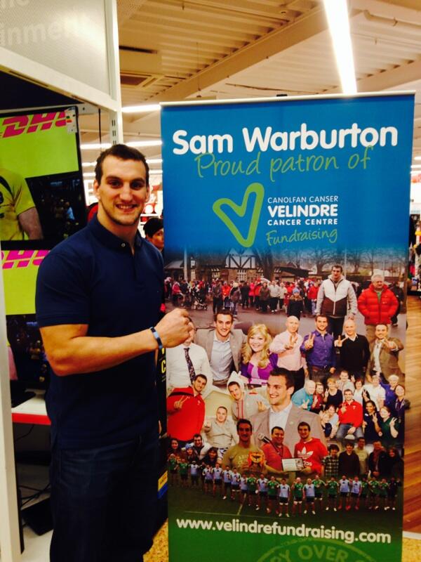 Velindre's tweet photo. @samwarburton_ proudly wearing his Smile for our Captain wristband! Get yours today! @cardiff_blues  @Matthew_Rees_2 http://t.co/C2KV6T5UIV