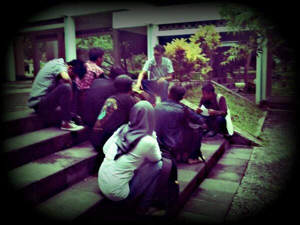 Kuliahnya outdoor gituh~ cc: <a href="/advertising_umy/">sindikat Otak Rdikal</a> <a href="/eruanozoa/">eruan</a>