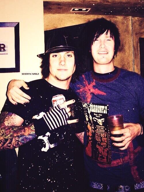 zakiy_fkh's tweet photo. Syn with The Rev #foREVer @SynysterINDO @JimmyTheRevIndo @A7Xmemes @A7XES @A7X_Fans6661 http://t.co/bjUakPWOhX