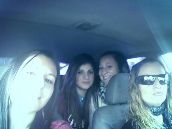 marimaiquez's tweet photo. Nos vamos de comidita @marijoseddp @IsikaIsa @meryf187 http://t.co/nFURLAikUQ