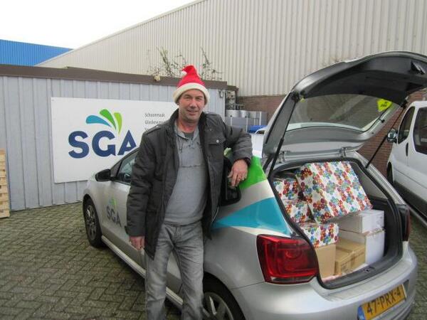 De ambulanten laden de komende week hun auto's vol om honderden kerstpakketten te bezorgen bij onze #schoonmakers.