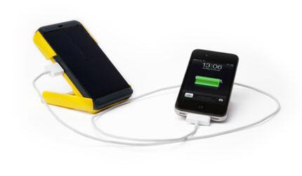 Altijd online op de piste? #RETWEET en maak kans op een #wakawaka light + oplader op zonne-energie
