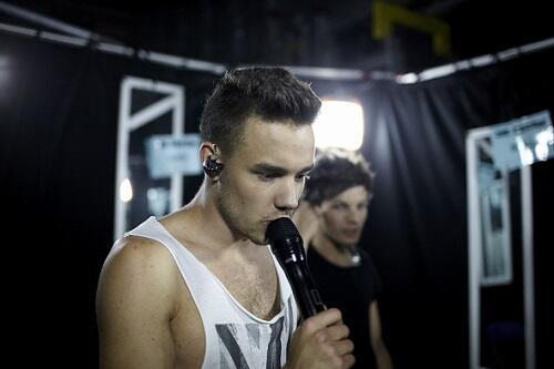 #1DPickOfTheWeek: Liam warming up backstage before performing for some of YOU. 1DHQ x