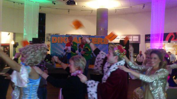 Polonaise op de <a href="/cafetariadag/">cafetariadag</a> met een optreden van de Dikdakkers