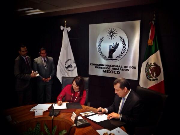 CDI_mx's tweet photo. Firma de Convenio entre la @CNDH y la CDI en atención al reconocimiento de los derechos de los #PueblosIndígenas. http://t.co/jn5OCkeD0A