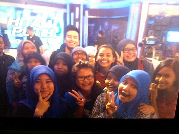 ForeverVIDIES29's tweet photo. Hii.. #minR barusan ngelive nihh.. Gimana tadi penampilan nya keren kan;) #DibawahLangitIbukota http://t.co/WHBb0UnyoF