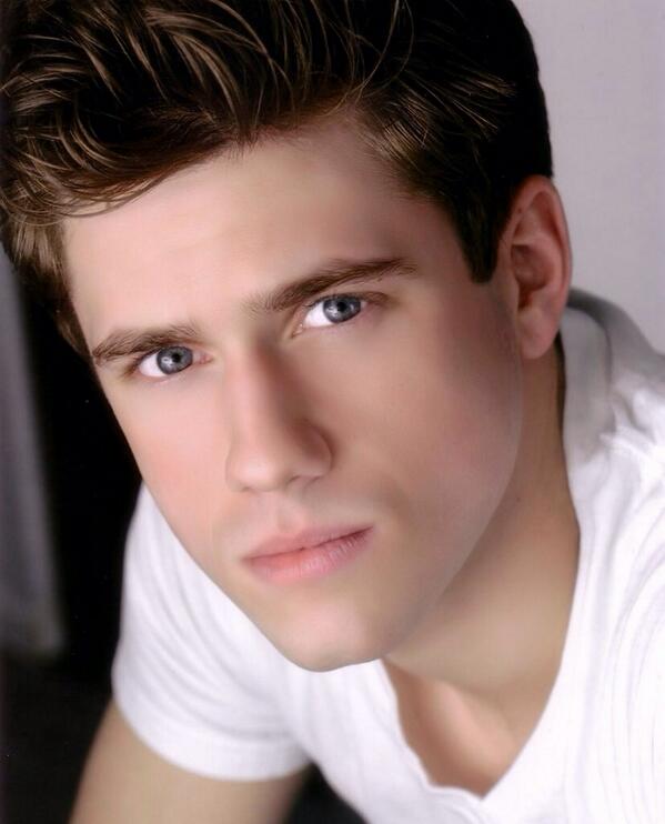 ameandersun's tweet photo. "all theatre guys are gay and ugly" oh really? #aarontveit #mcm http://t.co/xTA2qE0sSj