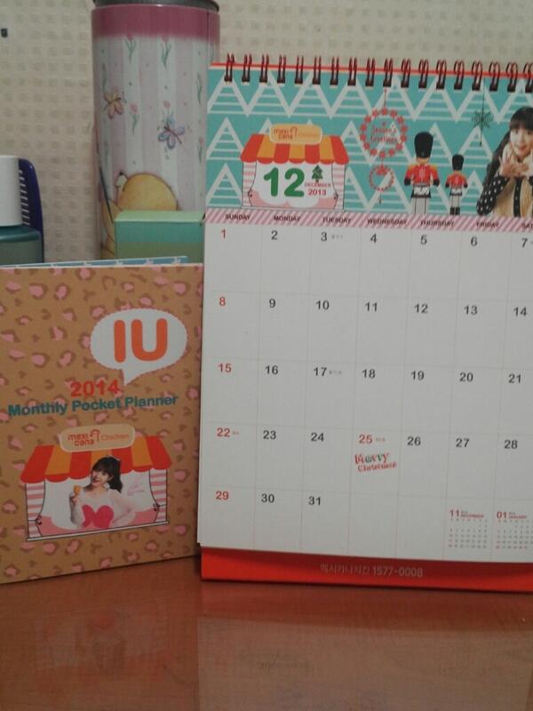 yjmoon91's tweet photo. 저저번주 일요일에 치킨먹어서 아이유 달력나옴~ http://t.co/L149pcdWDa