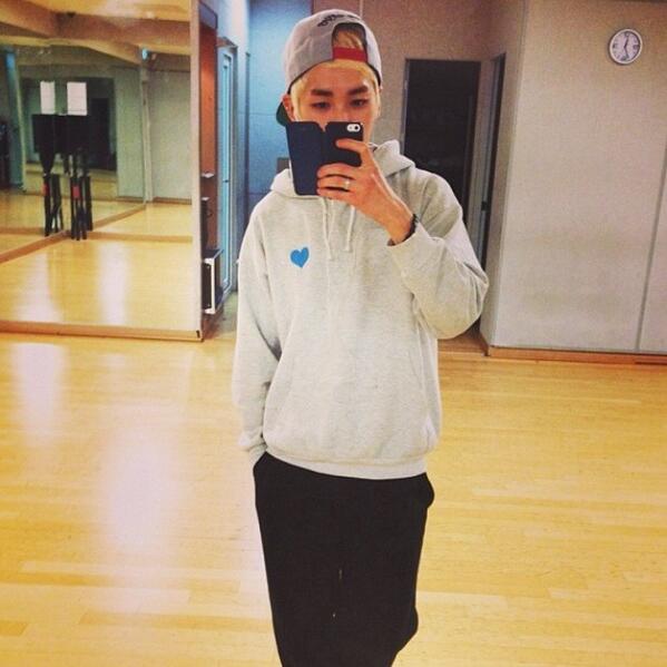 aronstagram's tweet photo. [update 131209] jammin out to grammy night - mike b. dope trackkk #nuest #aron #mikeb #ithinkideserveanomination http://t.co/Oa0kaXH58g