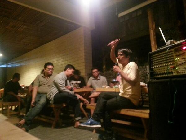 teng2crit's tweet photo. Kuliah malem yang sangat berbobot dari Mas @zenrs di #ttc http://t.co/zo4Qh1rpQj