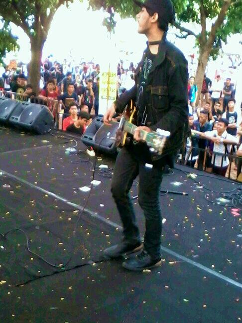 <a href="/Lucky__Ayie/">LuCkY</a> gitaris <a href="/DreamlandJKT/">Dreamland</a> at jakcloth 2013 stage IM3