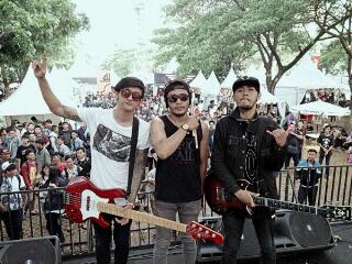 Selesai perfome di stage IM3 <a href="/AnggaTetsuya/">Angga Tetsuya</a> <a href="/OriiCo/">Oriico</a> n <a href="/Lucky__Ayie/">LuCkY</a> berfoto sejenak :)