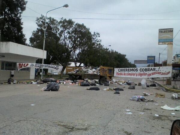 arimaga89's tweet photo. @eldoceblog asi estan las calles d rio 2 x protesta d minicipales! http://t.co/3ApJsP5G3x