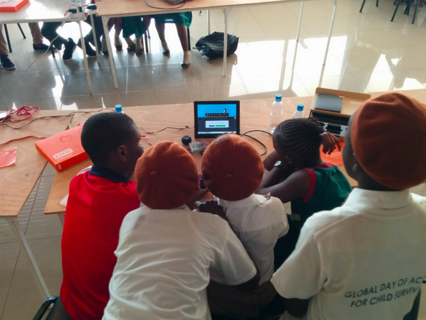TeamKano's tweet image. 25 of our friends in Sierra Leone hadn't used a computer before coming to the Kano workshop. … getkano.co/IXG0cW