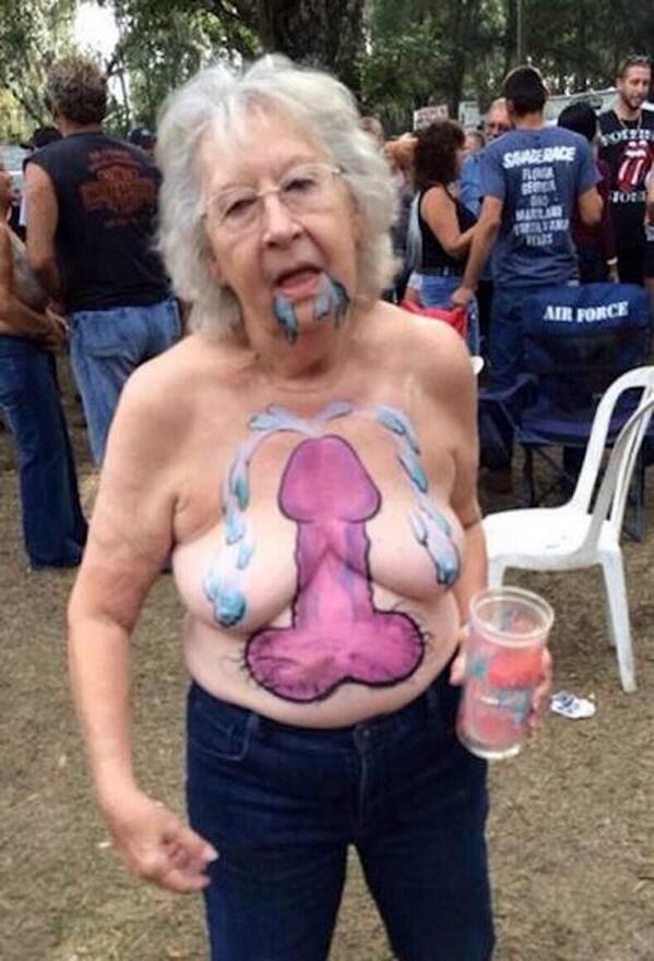 Robert_Beau's tweet photo. Courtney Love has really let herself go. http://t.co/x3byMhlFYb