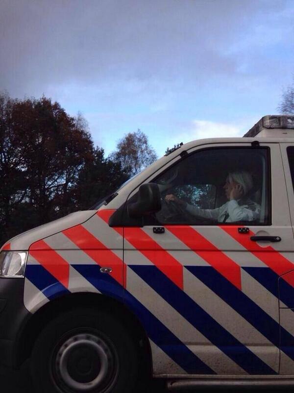 #politiemevrouw rijdt in een busje met kenteken 52-KKD-1 Welke eerlijke politieman durft de boete uit te delen? RT