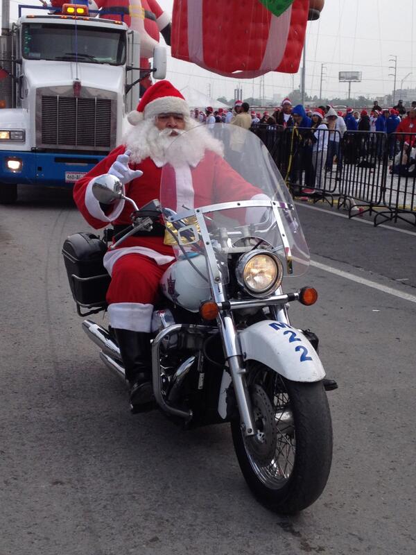 be_the_quenna's tweet photo. Santa llego a Monterrey para dar un buen regalo el #DesfileAloRegio @marellanesc http://t.co/wQ2tiOmqxt