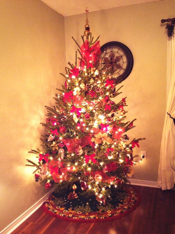 KristyMainusch's tweet photo. Our Christmas Tree!  :) @Mike_Marques1 http://t.co/WARrmvlTBi