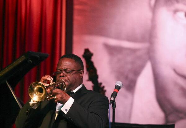 ColumDemo's tweet image. RT @ColumbiaBeat: Sold out @ColumbiaChi concert honoring Bill Russo features all-star guests. trib.in/18wyFYf