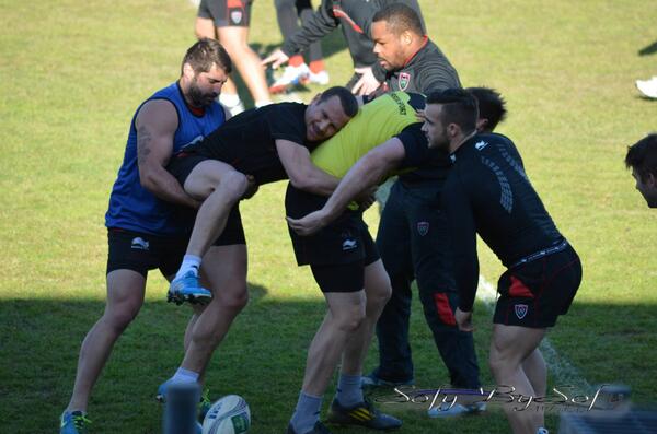 giteau_rugby's tweet photo. “@SofyBySofy: la balle est au sol @SebTillousBorde!! ou alors c'est une nouvelle combinaison?? @giteau_rugby http://t.co/bIzMEjewSW” titi? 😳