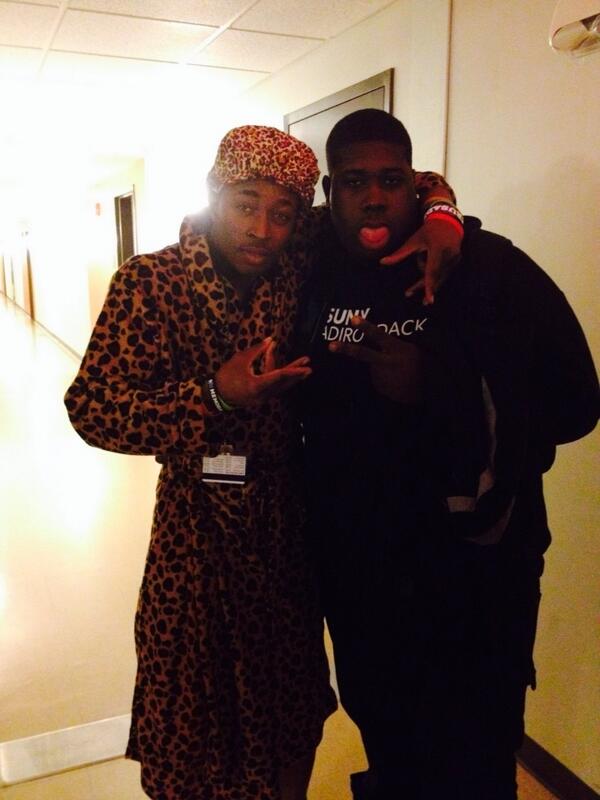 HandsInDaAyers's tweet image. Find some kids in the hall ask me to take there picture. Will do. #ACCProblems