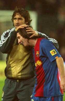 ReaI_Madrid_CF's tweet photo. Raúl junto a un joven con problemas mentales. #Crack #Humildad http://t.co/afqoKOgjNp