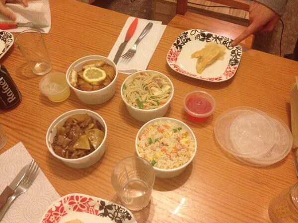 RobertoVerdoy's tweet photo. Buena hora para cenar #CelebrandoProyecto @mariroda90 @MigueldeHaro011 @ismaellopez1992 http://t.co/x6sWPVx420