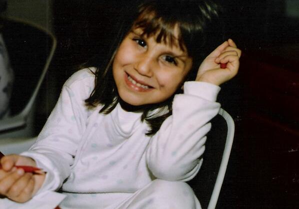 sandrahg1907's tweet photo. Toda una vida aguantándola, pero se merece los mejores 22 años del mundo, Muchas felicidades pequeña @RaquelHG1 :) http://t.co/wizimjrfUq