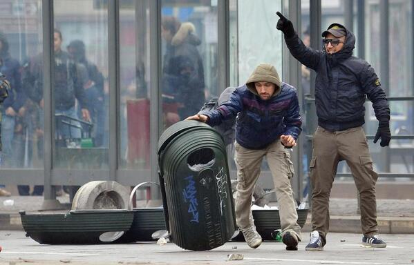 FilippoFacci1's tweet photo. Nella foto, un manifestante spinge a terra un compagno mentre l'altro sfoggia una giacca Stone Island da 700 euro. http://t.co/Yj27TYDfE0