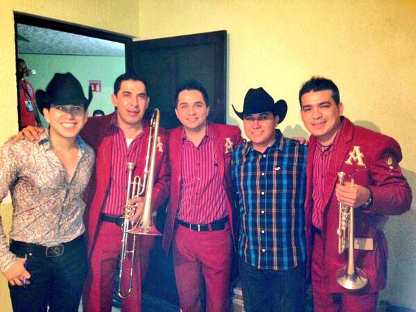 bandalosmontoya's tweet photo. Con nuestros amigos @SoyAngelRomero @El_Bebeto nos toco trabjar juntos en #DegolladoJal 1abrazo #RamonM &amp; #JoelM RT http://t.co/nEpeV3PWu0