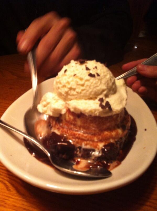 mesa_aliannah's tweet photo. “@C_Clark_16: @mesa_aliannah didn't even share the ice cream 😩” MWAHAHAHAHA (: http://t.co/3ogJjLYKLt