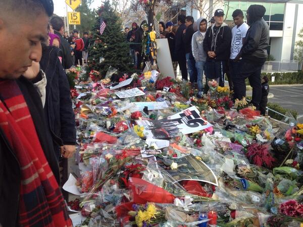 batarseh17's tweet photo. Paul walker site was crazy packed..rest in peace.. http://t.co/0AW0iqO1Bf