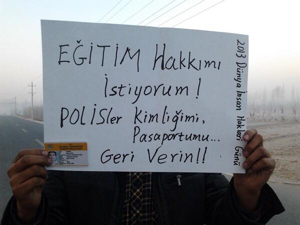 Mutellip İmin: Eğitim hakkımı istiyorum. Polisler kimliğimi ve pasaportumu geri verin!
我要我的受教育权！请警方退还我的身份证，护照!