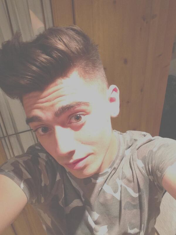 RoadTripTV's tweet image. RT for a DM &amp;gt;&amp;gt;&amp;gt; Who&apos;s Online Its just gone 2AM in the UK and can&apos;t sleep! I&apos;m Dm&apos;ing lots of you now! - Joey