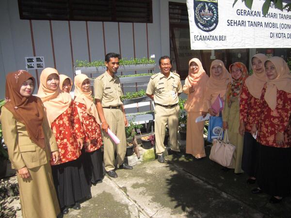 lubis_saifuddin's tweet photo. @Nur_Mahmudi @YulisMochtar DWP Kec Beji menanm bayam,kangkung,sawi n cabai dlm rngk kthnan pngan n pmnftn pkrngn kntr http://t.co/ilk1egbHVh