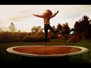 Маленькая девочка прыгает. Батут берг. Прыгать на батуте. Девочка прыгает. Дети прыгают на батуте.