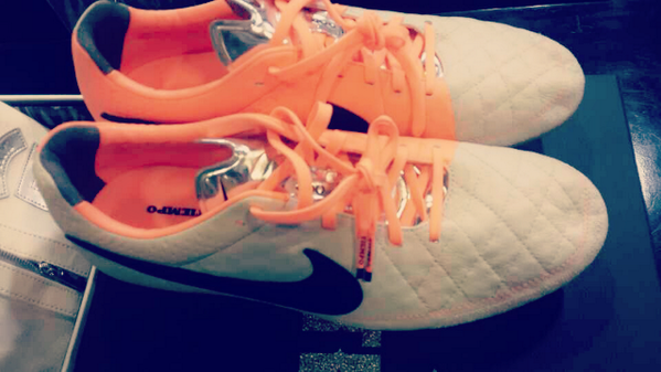 900_330's tweet photo. NIKETIMEPO 전 세계 94명중 한명이 됬습니다^-^이렇게 크나큰 선물주셔서 감사합니다^^!!!ㅎㅎ이거 신구 축구장을 날라다녀야지!!!!!!♡ http://t.co/XnMYI7K9yK